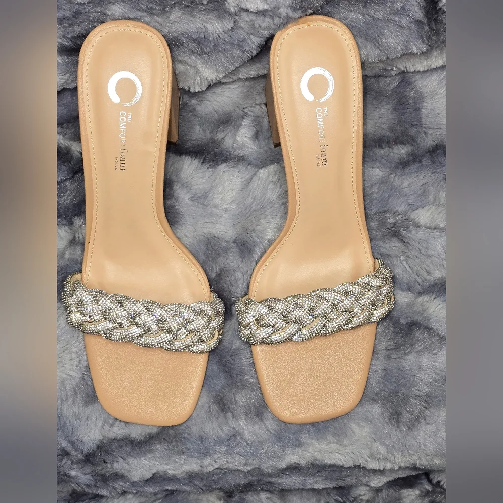 NWB Journee Collection SASHAA TOE BAND HEELS IN FAUX‎ LEATHER Size 8 Nude Color